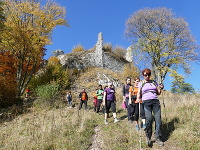 Na snímke turisti pod Znievskym hradom v Kláštore pod Znievom 