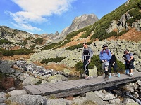 Na snímke turisti kráčajú Na snímke turisti kráčajú