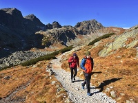 Na snímke turisti kráčajú Na snímke turisti kráčajú