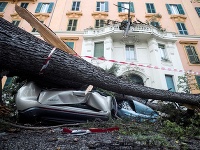 Zničené auto a balkón v Ríme