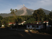 Na snímke sopka Volcán de Fuego chŕli popol a dym nad mestom San Juan Alotenango v Guatemale 20. novembra 2018. Vulkanologický ústav oznámil, že aktivita sopky začala v pondelok večer. Stovky rodín z priľahlých sídiel, ktoré poslúchli výzvu orgánov na evakuáciu sa postupne vracajú do svojich domovov.
