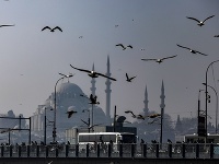 Čajky letia nad mostom Golden Horn, v pozadí Sulejmanova mešita, Istanbul, Turecko