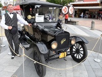Výstavou veteránov - automobily Výstavou veteránov - automobily