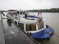 Výletná loď Bohemia, ktorá sa plaví z Prahy na Domašu na trase dlhej 2800 km, kotví v prístave 30. mája 2019 v Bratislave. Následne sa loď vyberie ďalej do Maďarska, Chorvátska, Srbska a po Tise až do malého prístavu Ladmovce, odkiaľ bude po suchu prevezená až na Domašu.