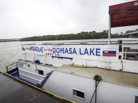 Výletná loď Bohemia, ktorá sa plaví z Prahy na Domašu na trase dlhej 2800 km, kotví v prístave 30. mája 2019 v Bratislave. Následne sa loď vyberie ďalej do Maďarska, Chorvátska, Srbska a po Tise až do malého prístavu Ladmovce, odkiaľ bude po suchu prevezená až na Domašu.