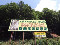 Informačná tabuľa k jednej z najznámejších jaskýň na Slovensku, kvapľovej Harmaneckej jaskyni