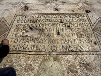 Šmulik Freireich z Izraelského úradu pre pamiatky (IAA) čistí nápis na mozaike v byzantskom chráme zo 6. storočia.