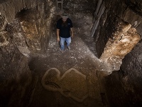 Izraelský archeológ Binjamin Storchan z Izraelského úradu pre pamiatky (IAA) ukazuje kryptu v byzantskom chráme zo 6. storočia.