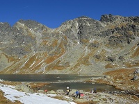 Turisti sa slnia pri Veľkom Hincovom plese v Mengusovskej doline.