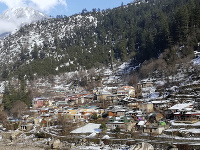 Sneh pokrýva svahy Athmuqamu v údolí Neelum, Pakistanom kontrolovanej časti Kašmíru.