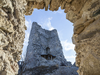 Na snímke zrúcanina hradu Tematín, ktorého prvé murované stavby boli vybudované okolo roku 1250 a pustne od roku 1710. Nachádza sa na západnom Slovensku v pohorí Považský Inovec. Dobrovoľníci z OZ Hrad Tematín pracujú od roku 2007 na konzervácii jednotlivých budov.