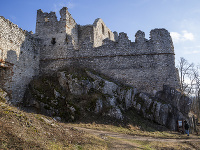 Na snímke zrúcanina hradu Tematín, ktorého prvé murované stavby boli vybudované okolo roku 1250 a pustne od roku 1710. Nachádza sa na západnom Slovensku v pohorí Považský Inovec. Dobrovoľníci z OZ Hrad Tematín pracujú od roku 2007 na konzervácii jednotlivých budov.