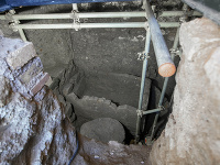 Na snímke sú sarkofág (rakva), vysoký 1,4 metra - zasvätený Romulovi, zakladateľovi starovekého Ríma - a čosi, čo vyzerá ako oltár, ktoré archeológovia objavili pri vykopávkach vo Forum Romanum, sprístupnili  počas novinárskej prehliadky v talianskej metropole 21. februára 2020. Archeológovia, ktorí robia vykopávky vo Forum Romanum (Rímskom fóre), odhalili podzemné posvätné miesto - pohrebisko venované Romulovi, zakladateľovi starovekého mesta. Sarkofág pochádza zo šiesteho storočia pred naším letopočtom. Podľa rímskej mytológie Romulus a jeho brat-dvojča Remus boli zakladateľmi antického mesta Rím a Rímskej ríše. Oboch bratov v prvých dňoch života dojčila vlčica, ako uvádza povesť. Forum Romanum bolo v antickom Ríme centrom verejného života.
