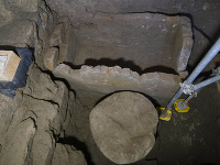 Na snímke sú sarkofág (rakva), vysoký 1,4 metra - zasvätený Romulovi, zakladateľovi starovekého Ríma - a čosi, čo vyzerá ako oltár, ktoré archeológovia objavili pri vykopávkach vo Forum Romanum, sprístupnili  počas novinárskej prehliadky v talianskej metropole 21. februára 2020. Archeológovia, ktorí robia vykopávky vo Forum Romanum (Rímskom fóre), odhalili podzemné posvätné miesto - pohrebisko venované Romulovi, zakladateľovi starovekého mesta. Sarkofág pochádza zo šiesteho storočia pred naším letopočtom. Podľa rímskej mytológie Romulus a jeho brat-dvojča Remus boli zakladateľmi antického mesta Rím a Rímskej ríše. Oboch bratov v prvých dňoch života dojčila vlčica, ako uvádza povesť. Forum Romanum bolo v antickom Ríme centrom verejného života.
