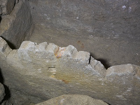 Na snímke sú sarkofág (rakva), vysoký 1,4 metra - zasvätený Romulovi, zakladateľovi starovekého Ríma - a čosi, čo vyzerá ako oltár, ktoré archeológovia objavili pri vykopávkach vo Forum Romanum, sprístupnili  počas novinárskej prehliadky v talianskej metropole 21. februára 2020. Archeológovia, ktorí robia vykopávky vo Forum Romanum (Rímskom fóre), odhalili podzemné posvätné miesto - pohrebisko venované Romulovi, zakladateľovi starovekého mesta. Sarkofág pochádza zo šiesteho storočia pred naším letopočtom. Podľa rímskej mytológie Romulus a jeho brat-dvojča Remus boli zakladateľmi antického mesta Rím a Rímskej ríše. Oboch bratov v prvých dňoch života dojčila vlčica, ako uvádza povesť. Forum Romanum bolo v antickom Ríme centrom verejného života.