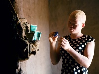 Catherine ukazuje alarm vo svojom dome v meste Machinga na juhovýchode afrického štátu Malawi 