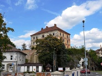 Gotická stavba kaštieľa z 15. stor. na vyvýšenine nad centrom mesta 