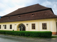 Historická prvá budova Prvého slovenského gymnázia v Revúcej, v ktorej dnes sídli jeho múzeum