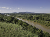 Rieka Morava a v pozadí hrad Devín v Bratislave