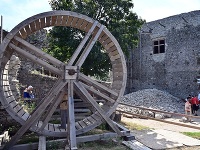 Jedným z lákadiel Vinianskeho hradu je stredoveký šliapací žeriav 