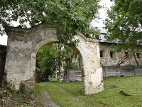 Dominantou Toporca s viac ako 800-ročnou históriou sú kaštiele a kostoly 