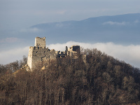 Na snímke zrúcanina hradu Tematín, ktorého prvé murované stavby boli vybudované okolo roku 1250 a pustne od roku 1710. Nachádza sa na západnom Slovensku v pohorí Považský Inovec. Dobrovoľníci z OZ Hrad Tematín pracujú od roku 2007 na konzervácii jednotliv