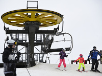 Lyžiari v lyžiarskom stredisku Snowparadise Veľká Rača v Oščadnici