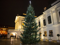 Na snímke vianočný strom na nádvorí Prezidentského paláca