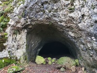 Vchod do Veľkej drienčanskej jaskyne v Drienčanskom krase