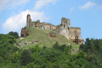 Múry zrúcaniny hradu Čičva nad obcou Sedliská v okrese Vranov nad Topľou