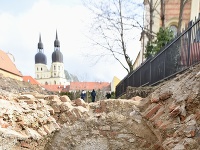 Pri synagóge v Trnave našli archeológovia unikátnu gotickú pivnicu .