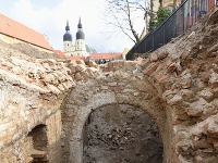 Pri synagóge v Trnave našli archeológovia unikátnu gotickú pivnicu .