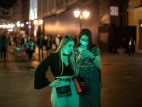 Dve ženy s ochrannými Dve ženy s ochrannými