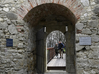 Trenčiansky hrad je po uvoľnení protipandemických opatrení opäť otvorený pre verejnosť. Vďaka novému vstupu cez Južné opevnenie môžu návštevníci spoznať hrad z novej perspektívy.