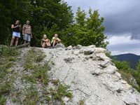 Posledné zvyšky hradných múrov hradu Košeca