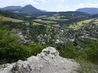 Posledné zvyšky hradných múrov hradu Košeca