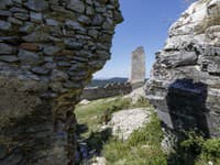 Zrúcanina hradu Gýmeš leží na strmom kremencovom kopci Dúň asi 5 km od obce Jelenec, okres Nitra. V minulosti bol strediskom okolitého Gýmešského (maďarský názov pre Jelenec) panstva. V priebehu stáročí bol dobytý Turkami avšak neskôr ho obnovili a bol obývaný až do druhej polovice 19. storočia. Zrúcanina je výraznou dominantou širokého okolia. Gýmeš je jedným z rodových hradov šľachtického rodu Forgáčovcov.