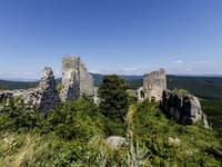 Zrúcanina hradu Gýmeš leží na strmom kremencovom kopci Dúň asi 5 km od obce Jelenec, okres Nitra. V minulosti bol strediskom okolitého Gýmešského (maďarský názov pre Jelenec) panstva. V priebehu stáročí bol dobytý Turkami avšak neskôr ho obnovili a bol ob