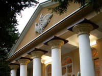 Liečebný dom Mier, ktorý v Smrdákoch dal postaviť šľachtic Jozef Vietoris pri položení základov kúpeľníctva v obci v rokoch 1832-1833.
