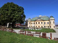 Barokový kaštieľ s nárožnými baštami v Hronseku je najvýznamnejšou historickou pamiatkou obce.