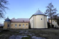 Kaštieľ a Kostol sv. Valentína v Ladcoch 