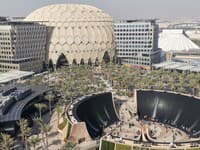 Pohľad z otáčajúcej vyhliadky Garden in the Sky  na panoramatickú kupolu Al Wasl a umelý vodopád Water Feature