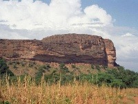 Zlom Bandiagara sa vypína do výšky 500 metrov nad okolitou krajinou.