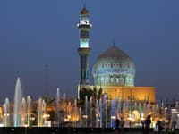 Osvetlené fontány na námestí Firdos Square pred mešitou 14th Ramadan v Bagdade