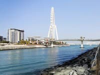 Ain Dubai leží na umelom ostrove kam vedie most
