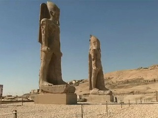 Novo vykopané sochy Amenhotepa