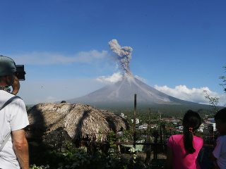 Filipínska sopka Mayon chrlí