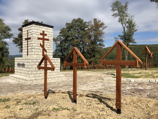 Pamätník s krížmi vo