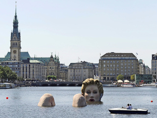 Kúpajúca sa žena, Hamburg,