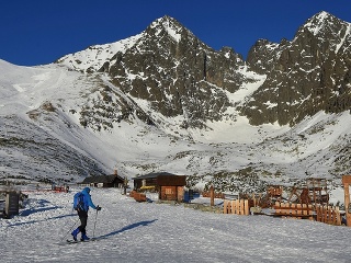 Na snímke skialpinista sa